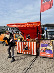 Detlef Werner vor seinem Stand "Deutsche Knoblauchräucherei".