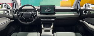 Innenraum des �koda Epiq mit digitalem Cockpit, großem Zentraldisplay und modern gestaltetem Armaturenbrett in Mint- und Grautönen.