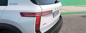 Nahaufnahme des LED-Rücklichts und der Heckpartie des weißen �koda Epiq mit schwarzem Stoßfänger.