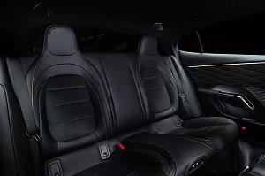 Die Rücksitze des neuen Mercedes-AMG GT 4-Türer Coupés.