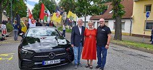 Man sieht Helmut Rieche (ehemaliger OB der Stadt Bernburg (Saael), Dr. Silvia Ristow (OB der Stadt Bernburg (Saale) und Ingo Schmidt (Werkstattmeister im Autohaus Peter Bernburg).