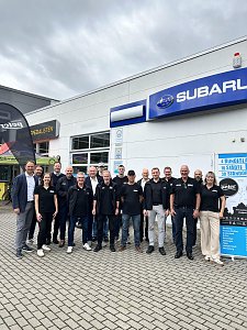 Teamfoto/Gruppenfoto mit ca. 17 Personen beim Subaru Outdoor Festival



