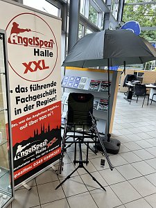 Rollup vom Angelspezi Halle mit Angelstuhl und Ausr&uuml;stung daneben.


