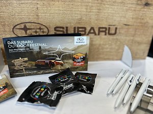 Nahaufnahme von Subaru Flyern und Peter-Giveaways


