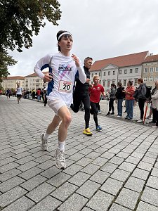 Man sieht einen Läufer unseres peter-Teams auf der Strecke.
