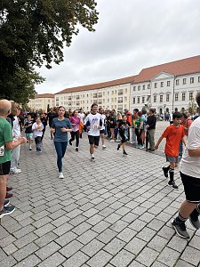 Man sieht zwei Läufer unseres peter-Teams auf der Strecke, inmitten anderer Läufer.