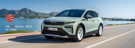 Der neue Skoda Elroq in hellem Gr&uuml;n f&auml;hrt auf einer Stra&szlig;e, im Hintergrund ein See und Berge. Links das Ret Dot Logo.