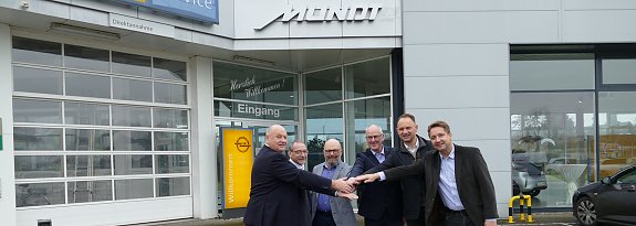 Im Bild v.l.n.r.: Helmut Peter (Inhaber & Gesch&auml;ftsf&uuml;hrer / Autohaus Peter Gruppe), Falk Kirsche (Gesellschafter / Autohaus Mundt), Matthias Mundt (Gesellschafter / Autohaus Mundt), Detlef G&uuml;nter (Gesellschafter / Autohaus Mundt), Andreas Peter (Inhaber & Gesch&auml;ftsf&uuml;hrer / Autohaus Peter Gruppe), Alexander K&auml;stner (Gesch&auml;ftsf&uuml;hrer / Automobile Peter GmbH)