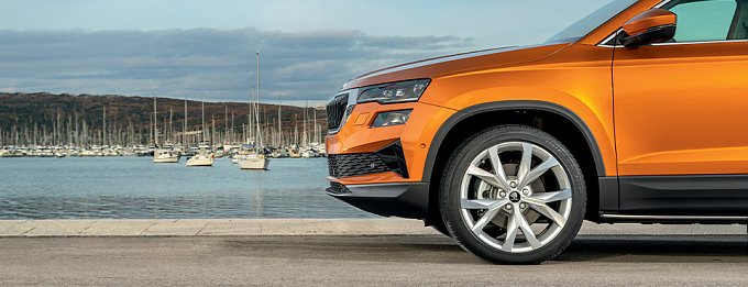 Detailansicht von Auto, nur das Vorderrad ist zusehen.