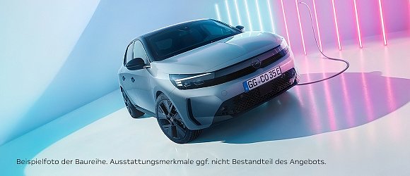 Silberner Opel Corsa Elektro steht in Studio mit Neonlichtst&auml;ben, angeschlossen an Ladekabel. Hinweis im Bild: Beispielabbildung, Ausstattung kann abweichen.