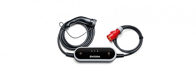 Mobiles Ladeger&auml;t mit Ladekabel und rotem Starkstromanschluss vor hellem Hintergrund.